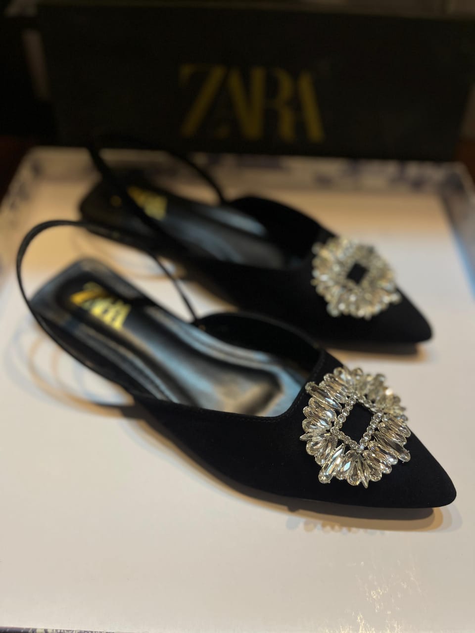 Flat brooch pumps