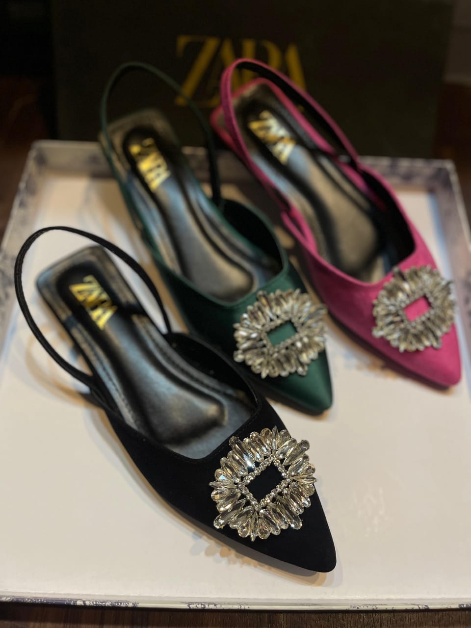 Flat brooch pumps