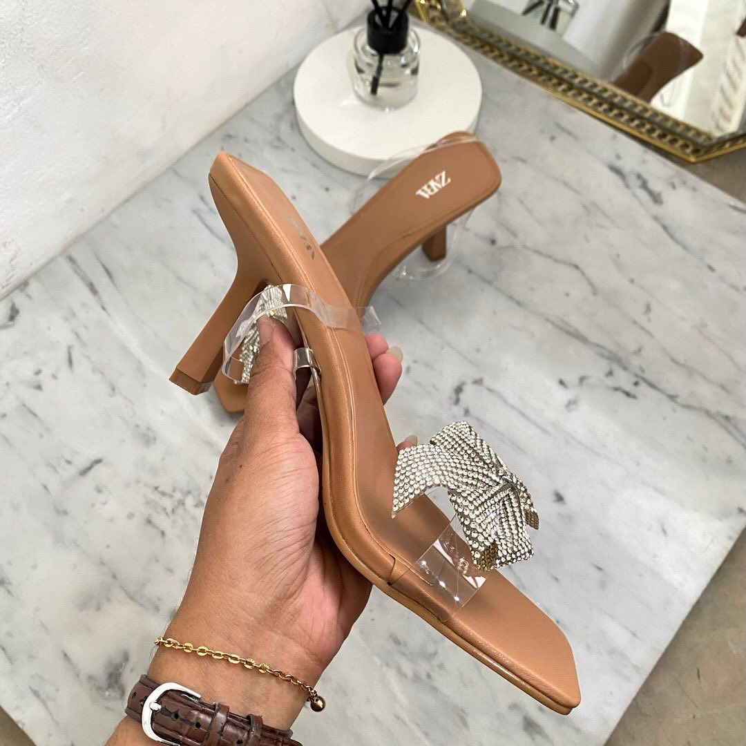 Made of vinyl. Ribbon knot with glitter Square shaped toe Sandal