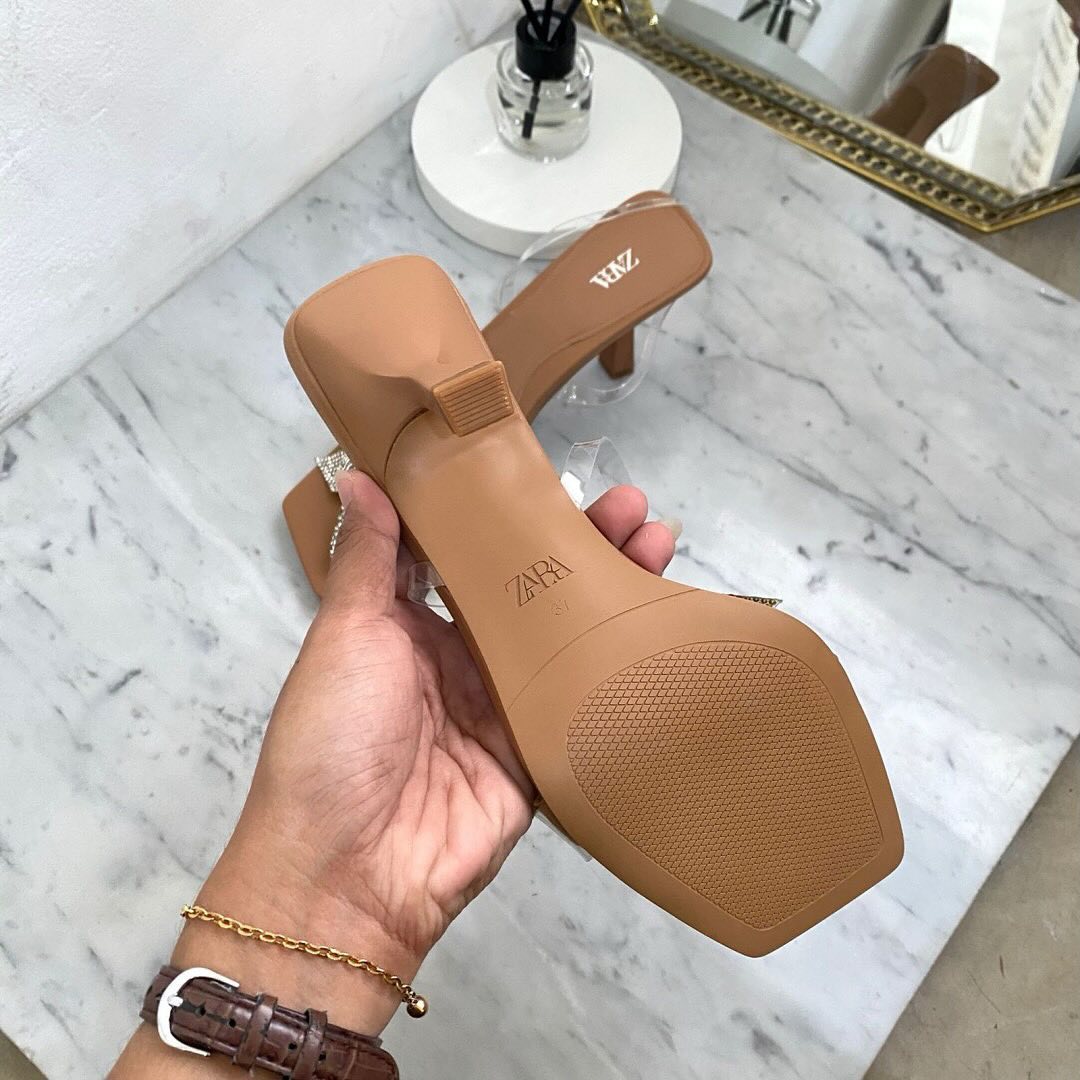 Made of vinyl. Ribbon knot with glitter Square shaped toe Sandal