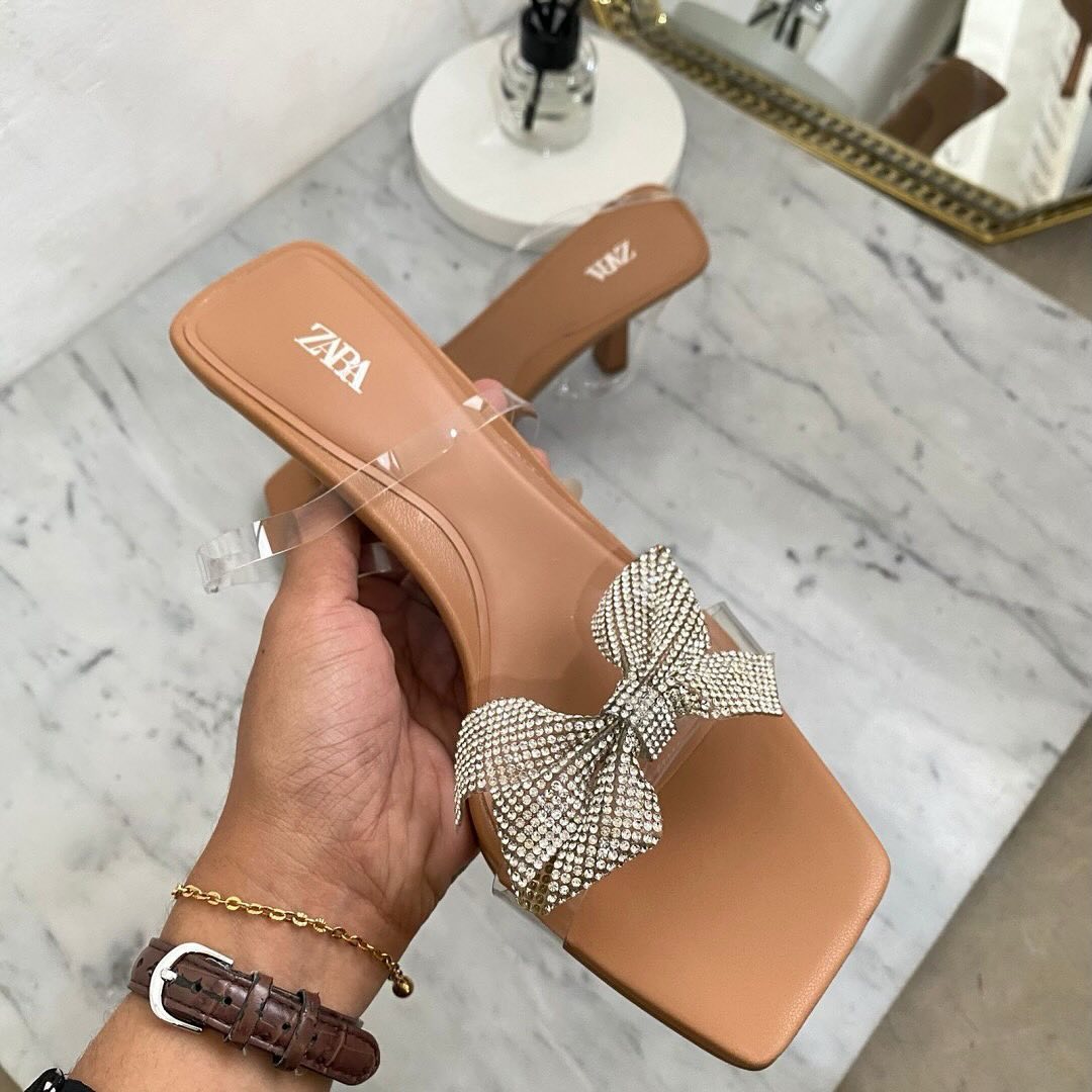 Made of vinyl. Ribbon knot with glitter Square shaped toe Sandal