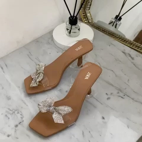 Made of vinyl. Ribbon knot with glitter Square shaped toe Sandal