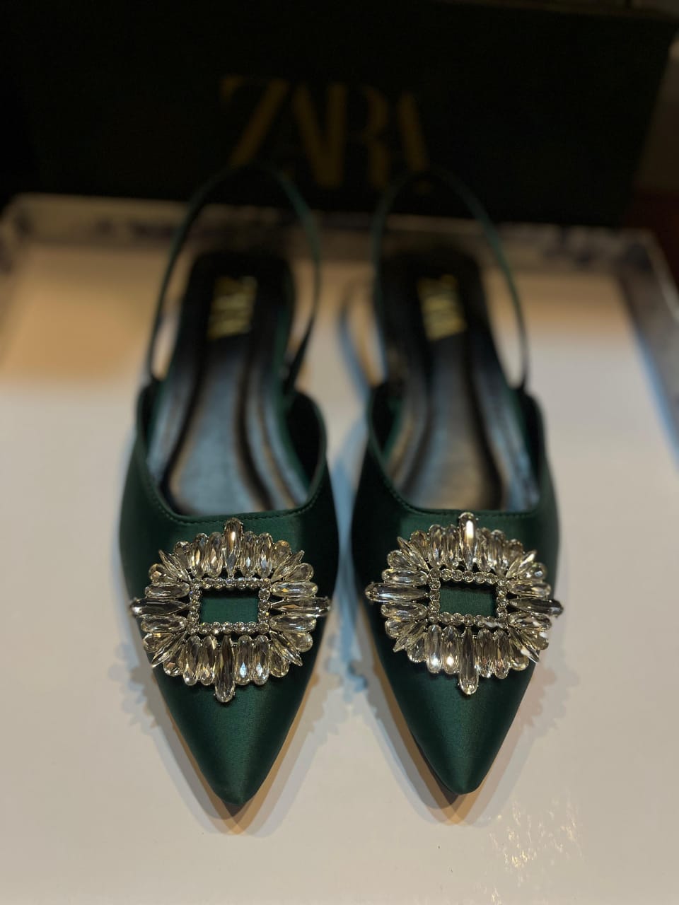 Flat brooch pumps